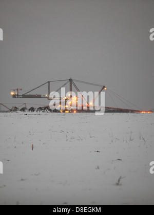 Schaufelradbagger Graben für Braunkohle Winternacht anzeigen Polen. Rohstoffindustrie Stockfoto