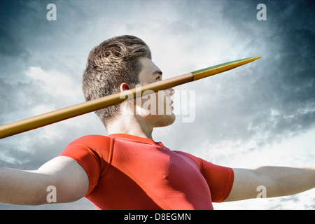 Attraktive junge Mann konzentriert sich auf seine metallische Speerwurf Stockfoto