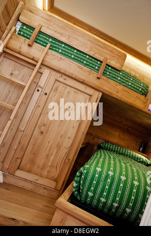 Kleinen Bergdorf Ferienhaus Schlafzimmer für Kinder im Pinienwald Stockfoto