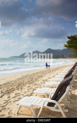 Paar zu Fuß entlang Chaweng Beach, Ko Samui, Thailand Stockfoto