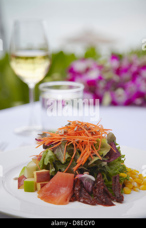 Lachssalat im Melati Beach Resort &amp; Spa, Koh Samui, Thailand (PR) Stockfoto