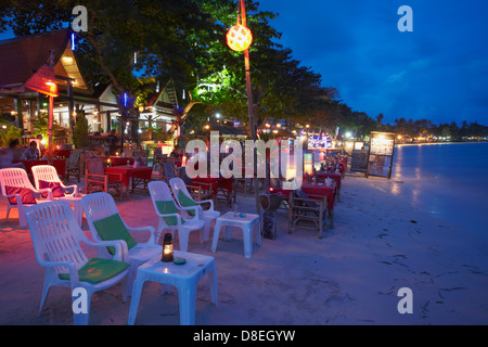 Restaurants am Chaweng Strand in der Abenddämmerung, Ko Samui, Thailand Stockfoto