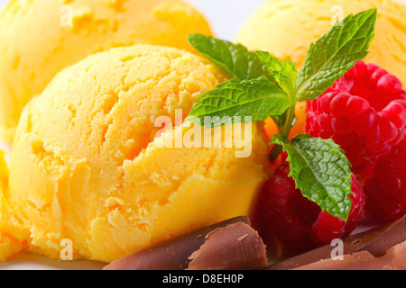 Kugeln gelb Eis mit Himbeeren und Schokolade locken Stockfoto
