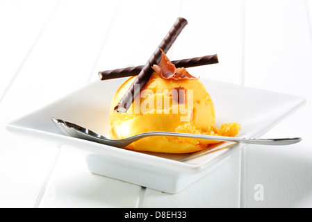 Gelbes Eis, garniert mit Minze-sticks Stockfoto