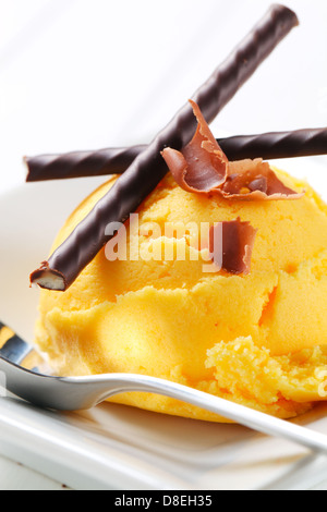 Gelbes Eis, garniert mit Minze-sticks Stockfoto