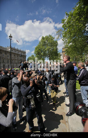 London, UK. 27. Mai 2013. Kevin Carrol, eine leitende Figur in der English Defence League, argumentiert mit Hunderten von Unite Against Fascism Demonstranten. Die English Defence League Demonstration eine nach der Ermordung von Schlagzeuger Lee Rigby in Woolwich. Kredit: Rob Pinney /Alamy Live-Nachrichten Stockfoto