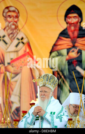 Patriarch Bartholomaios i. von Constantinople einen Gottesdienst in Mikulcice, Tschechien, 25. Mai 2013 führt. Patriarch Bartholomaios angekommen in der Tschechischen Republik für einen dreitägigen Besuch zu den 1150. Jahrestag der Ankunft der Heiligen Kyrill und Method in Großmähren zu feiern. (Foto/Vaclav Salek CTK) Stockfoto