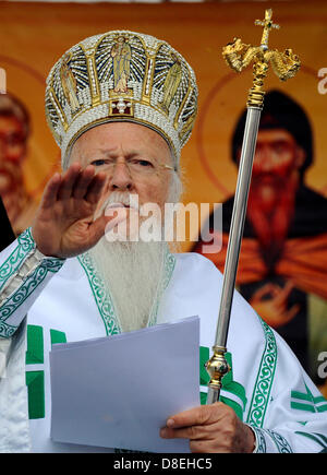 Patriarch Bartholomaios i. von Constantinople einen Gottesdienst in Mikulcice, Tschechien, 25. Mai 2013 führt. Patriarch Bartholomaios angekommen in der Tschechischen Republik für einen dreitägigen Besuch zu den 1150. Jahrestag der Ankunft der Heiligen Kyrill und Method in Großmähren zu feiern. (Foto/Vaclav Salek CTK) Stockfoto