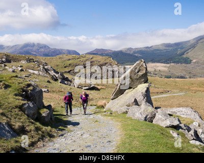 Wanderer, die auf dem Weg von Rhyd Ddu zum Mount Snowdon in den Bergen des Snowdonia-Nationalparks (Eryri) wandern. Rhyd Ddu Nordwales Großbritannien Stockfoto