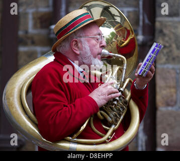 Turton Turm, Lancashire, UK 27. Mai 2013.  Jeffrey Gilpin statt ein Spielers in Bourbon Brass Band an der jährlichen traditionellen Frühjahrsmesse auf dem Gelände der 600-Jahr-alten Turton Turm.  Die Veranstaltungstermine mehr als 200 Jahre zurück, aber ging zurück in das frühe 20. Jahrhundert. Es wurde im Jahr 2008 von den Freunden Turton Turm wiederbelebt. Stockfoto