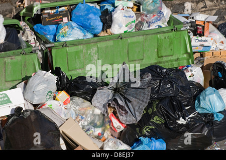 Müll und recycling Sammlung zeigen Overfilled Lagerplätze Stockfoto