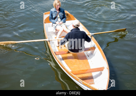 Mann und Frau auf ein Boot auf dem Fluss Avon in Stratford Stockfoto