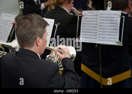 Turton, Lancashire, UK 27. Mai 2013.  Ellenbrook und Boothstown Band an die jährlichen traditionellen Frühjahrsmesse in der Begründung der 600-Jahr-alten Turton Turm statt.  Die Veranstaltungstermine mehr als 200 Jahre zurück, aber ging zurück in das frühe 20. Jahrhundert. Es wurde im Jahr 2008 von den Freunden Turton Turm wiederbelebt. Stockfoto