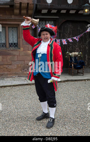 Turton, Lancashire, UK 27. Mai 2013.  Darryl Counsell 46, Darwen Stadtausrufer an die jährlichen traditionellen Frühjahrsmesse statt auf dem Gelände der 600-Jahr-alten Turton Turm.  Die Veranstaltungstermine mehr als 200 Jahre zurück, aber ging zurück in das frühe 20. Jahrhundert. Es wurde im Jahr 2008 von den Freunden Turton Turm wiederbelebt. Stockfoto