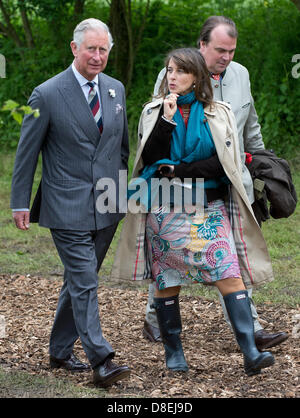 Langenburg, Deutschland. 27. Mai 2013. Prinz Charles (L), geht über eine Wiese mit Philipp, Prinz von Hohenlohe-Langenburg und Prinzessin Xenia von Hohenlohe-Langenburg in Croeffelbach, Deutschland, 27. Mai 2013. Prince Charles besucht Langenburg Schloss um ein Symposium zum Thema regionale Nahrungsmittelproduktion auf 27. Mai 2013 teilzunehmen. Foto: MARIJAN MURAT/Dpa/Alamy Live News Stockfoto