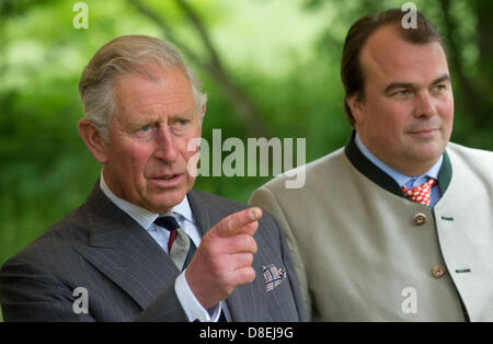 Langenburg, Deutschland. 27. Mai 2013. Prinz Charles (L), spricht mit Philipp, Prinz von Hohenlohe-Langenburg auf einer Wiese in Croeffelbach, Deutschland, 27. Mai 2013. Prince Charles besucht Langenburg Schloss um ein Symposium zum Thema regionale Nahrungsmittelproduktion auf 27. Mai 2013 teilzunehmen. Foto: MARIJAN MURAT/Dpa/Alamy Live News Stockfoto