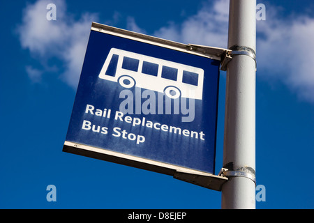 Schiene-Ersatz-Bus-Haltestelle.  Verwendet, wenn Bahntechnik im Gange funktioniert. Stockfoto