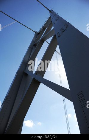 Eines der Forth Road Bridge Pfosten gegen die Sonne. Stockfoto