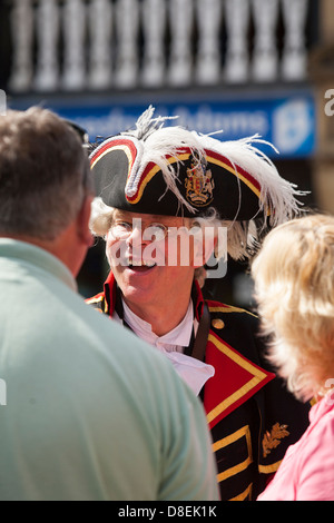 Chester Stadtausrufer David Mitchell macht seine Äußerungen in der Chester jeden Tag überqueren mittags Stockfoto