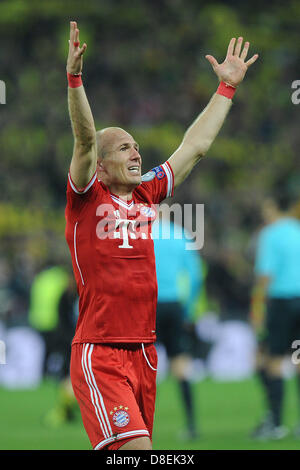 Münchens Arjen Robben feiert nach dem Finale der Champions League zwischen deutschen Fußballclubs Borussia Dortmund (BVB) und Bayern München im Wembley-Stadion in London, Vereinigtes Königreich, 25. Mai 2013. Foto: Revierfoto Stockfoto