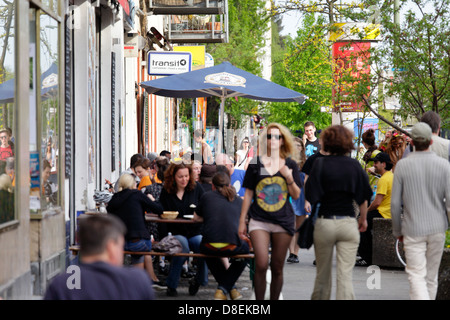 Berlin, Deutschland, Passanten und Gäste in Straßencafés Stockfoto