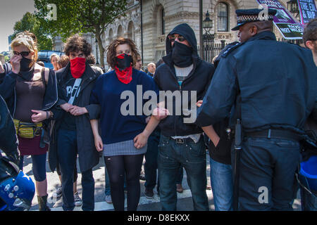 Antifaschisten, Arme verbunden, versuchen Sie, Polizei Bemühungen Weg von reservierten Bereich für die English Defence League verschieben zu widerstehen. Bildnachweis: Paul Davey/AlamyLive News Stockfoto