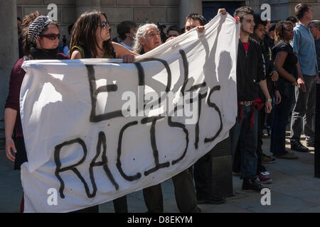 London, UK. 27. Mai 2013.  Antifaschistische Aktivisten verspotten die English Defence League mit ihren Banner die Anti-muslimische Gruppe des Rassismus beschuldigt. Bildnachweis: Paul Davey/AlamyLive News Stockfoto