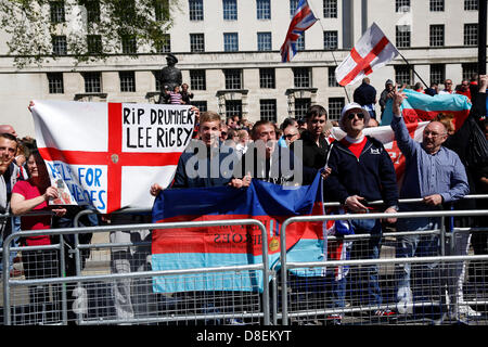 London, UK. 27. Mai 2013. EDL marschierten zur Downing Street unter strenger polizeilicher Aufsicht während der UAF hielten einen Zähler Protest. Bildnachweis: Lydia Pagoni/Alamy Live-Nachrichten Stockfoto