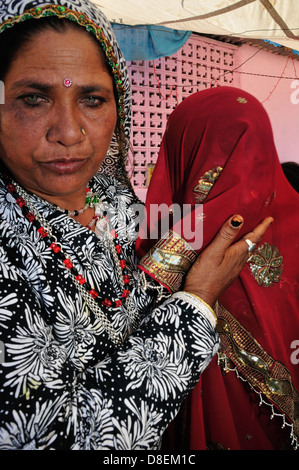 Indische Braut verlässt zum Bräutigam Haus. Stockfoto