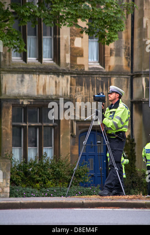 Verkehrspolizist mit mobiler Radarkamera auf Stativ, der im Mai in Oxford, Oxfordshire, Großbritannien, den schnellen Verkehr überprüft Stockfoto