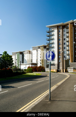 Wohnblock neben Fluss Ely Cardiff Sport Dorf Glamorgan Süd wales uk Stockfoto