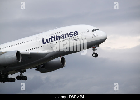 Iffezheim, Deutschland, Lufthansa Airbus A380 im Steigflug Stockfoto