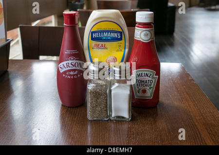 Gewürze auf UK Diner Tisch Stockfoto