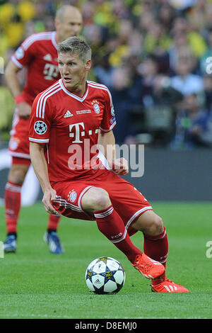 Münchens Bastian Schweinsteiger spielt den Ball in der Champions League Finale zwischen deutschen Fußballclubs Borussia Dortmund (BVB) und Bayern München im Wembley-Stadion in London, Vereinigtes Königreich, 25. Mai 2013. Foto: Revierfoto Stockfoto