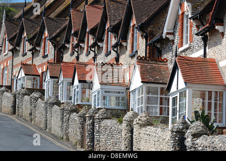 Reihe der Strandpromenade, die viktorianischen Reihenhaus Häuser Bier Devon England uk Stockfoto