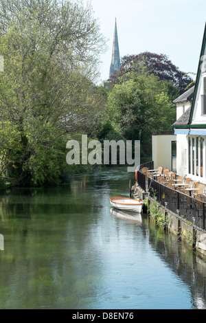 Fluß Avon fließt durch Salisbury Wiltshire UK Stockfoto