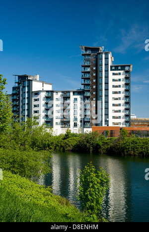 Neue Gehäuse neben Fluss Taff, Grangetown, Cardiff, Wales, Vereinigtes Königreich. Stockfoto