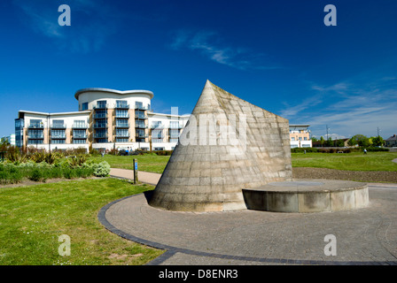 Skulptur „Cader Idris“ von Willian Pye, Feuchtgebiet, Cardiff Bay, Südwales. Stockfoto