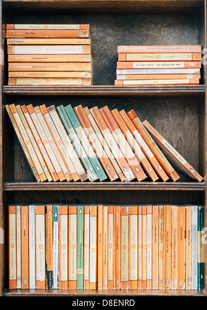 Vintage Taschenbücher veröffentlicht durch Penguin Books - meist Ende 1940er bis 1960er Stockfoto