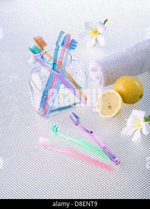 Bunte von Zahnbürsten in einer Glasflasche Stockfoto