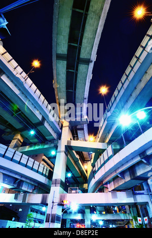 Kreuzung von mehreren Autobahnen in Tokio, Japan. Stockfoto