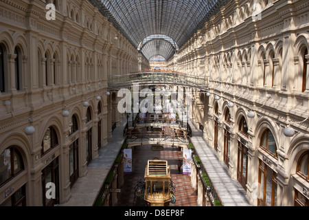 GUM-Store in der Kitai-Gorod Teil des Moskauer Roten Platz gegenüber Stockfoto