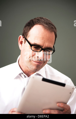 Geschäftsmann mit TabletPC Stockfoto