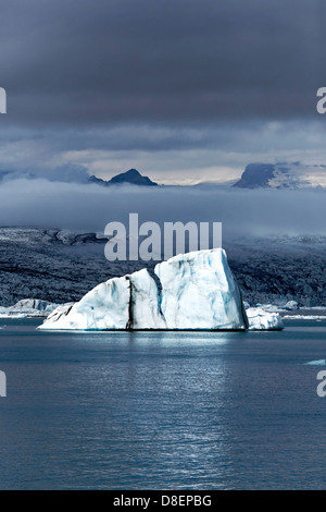 Schwimmenden Eisberg auf Joekulsarlon Gletscherlagune, Südisland Stockfoto