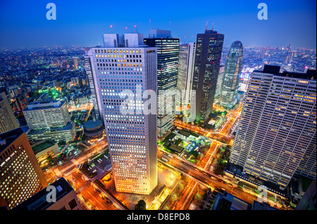 Finanzielle Gebäude im Stadtteil Shinjuku, Tokio, Japan. Stockfoto