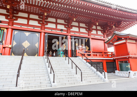 Nebentreppenhaus im Hauptgebäude mit einer Statue des Bodhisattva Kannon, Senso-Ji Schrein, Asakusa, Tokio, Japan Stockfoto