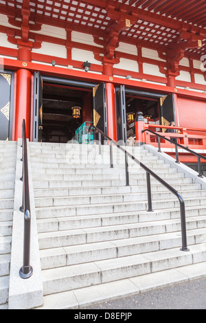 Treppe zum Haupttempel Kannondo Hall. Sensoji Schrein, Asakusa, Tokio, Japan Stockfoto