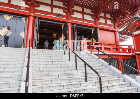 Besuchern stehen innerhalb des Main Hall Kannondo Senso-Ji Tempel und beten, Asakusa, Tokio, Japan Stockfoto