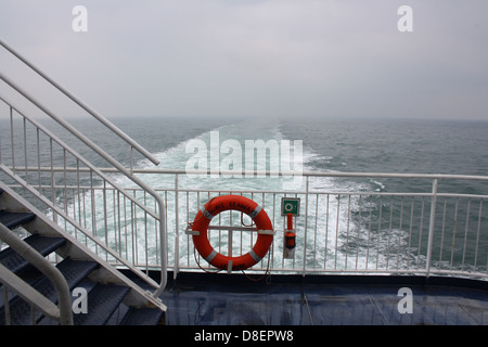 Kautschuk-Ring-Boje auf einer Fähre. Stockfoto