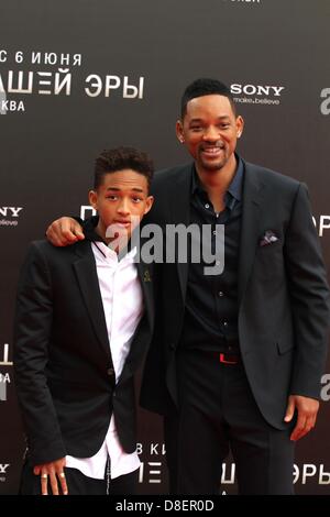 Moskau, Russland. 27. Mai 2013. Im Bild: Amerikanische Schauspieler Will Smith mit seinem Sohn Jaden besuchen russische Premier After Earth Film. (Bild Kredit: Kredit: PhotoXpress/ZUMAPRESS.com/Alamy live-News) Stockfoto